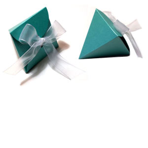 Portaconfetti Piramide Petali realizzato in carta perlata color tiffany e nastro di organza