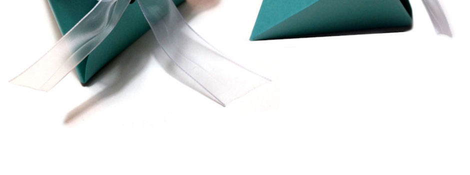 Portaconfetti Piramide Petali realizzato in carta perlata color tiffany e nastro di organza